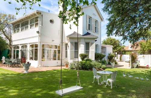 Mowbray House | Beautiful House with Stunning garden and Swimming Pool