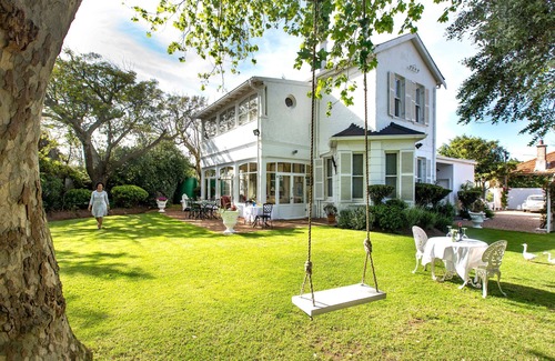 Mowbray House | Beautiful House with Stunning garden and Swimming Pool