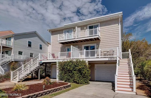 Sneads Ferry House | Beautiful Island Townhome with 4-decks and ocean views!