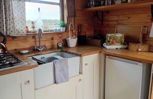 Tangmere Cabin | Beautiful Idilic Stay at The Box