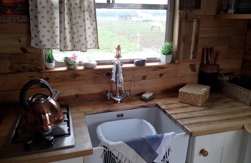 Tangmere Cabin | Beautiful Idilic Stay at The Box