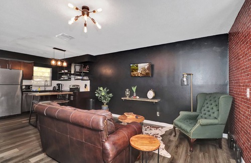 St. Petersburg - Clearwater House | BEAUTIFUL INDUSTRIAL Staycation Townhome