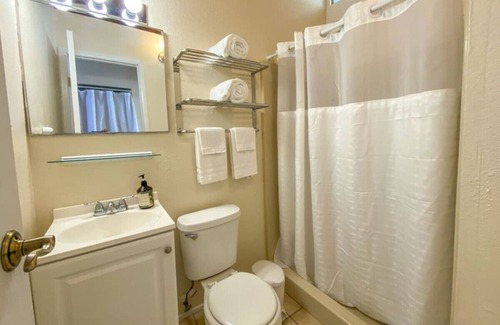 Enchanted Lake House | Beautiful Kailua Hale Studio