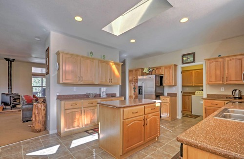 Kanab House | Beautiful Kanab Home w/Yard - Walk to Restaurants