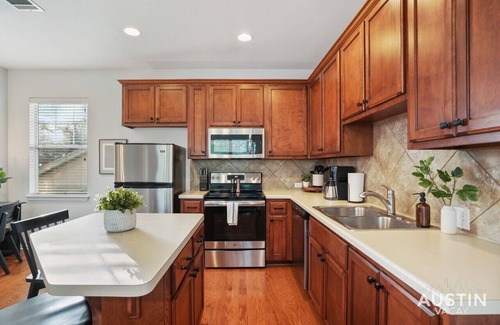 Clarksville House | Beautiful King Accommodations + Luxury Linen + W/D