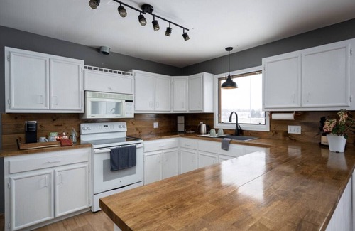 Burnips House | Beautiful King bed Farmhouse in Hudsonville MI