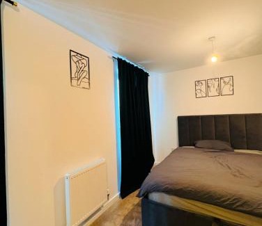 South Hornchurch House | Beautiful King Sized En-suite Room - Anderson Home
