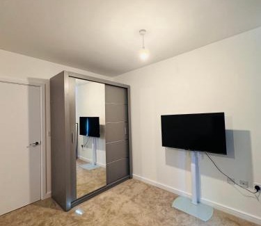 South Hornchurch House | Beautiful King Sized En-suite Room - Anderson Home