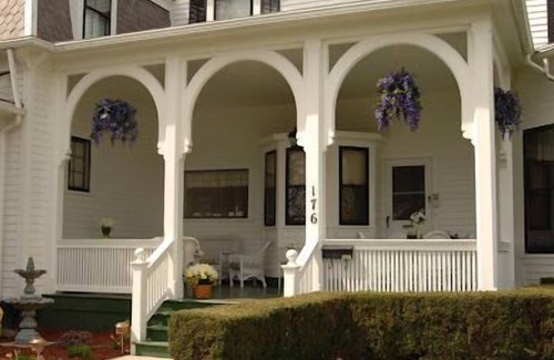 Canandaigua Bed & Breakfast | Beautiful King Size Bed, private bath and breakfast included