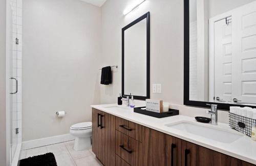Buckhead Heights Apartment | Beautiful King Suite in the city of Atlanta