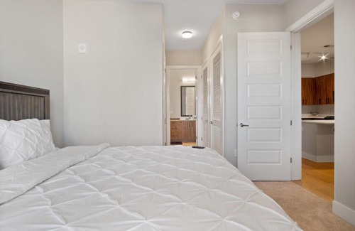 Buckhead Heights Apartment | Beautiful King Suite in the city of Atlanta