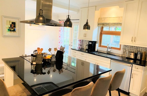 Kitsilano House | Beautiful Kitsilano 3 Bedroom, 2.5 Bathroom Near the Ocean