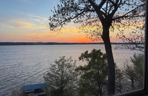 Denver House | Beautiful KY Lake house in Big Sandy, TN-private dock, water slide, game room