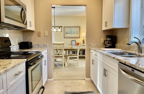 South Beach Condo | BEAUTIFUL LAGOON-VIEW VILLA W/TENNIS & WALK TO BEACH HILTON HEAD