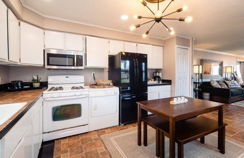 Commerce Township House | Beautiful lakefront with hot-tub 2bedroom +WiFi on all sports Cooley lake