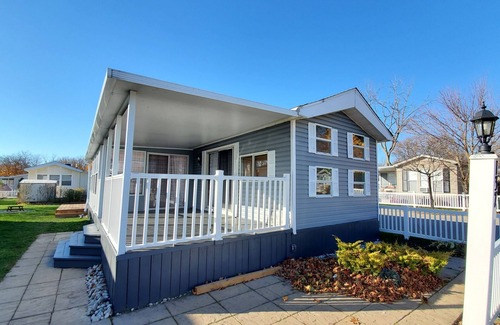 Sherkston Cottage | Beautiful Lake Erie Hangout - Sleeps 8