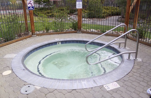 Lake Forest House | Beautiful Lake Forest Condo, 2Bd/2Ba, Pool, Hot Tub, Close To Lake And Town.