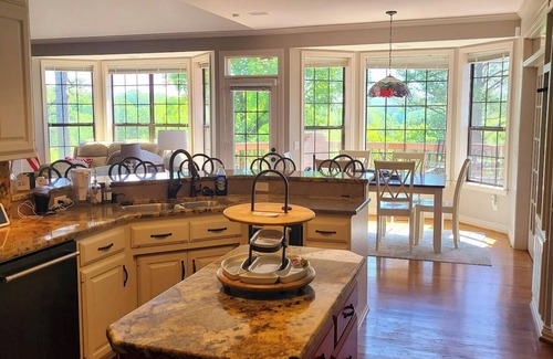 Jones Mills House | Beautiful Lake Front Estate with Private Boat Dock & fishing piersl
