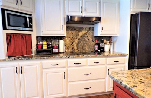 Jones Mills House | Beautiful Lake Front Estate with Private Boat Dock & fishing piersl
