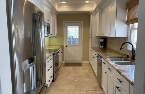 Westminster House | BEAUTIFUL LAKE FRONT- DOCK, SCREENED PORCH, CLEMSON, HIKING, KAYAKS, 5 BEDROOM