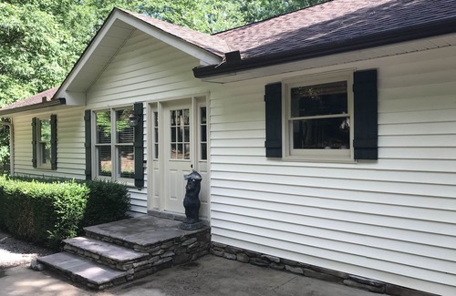 Westminster House | BEAUTIFUL LAKE FRONT- DOCK, SCREENED PORCH, CLEMSON, HIKING, KAYAKS, 5 BEDROOM