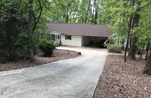 Westminster House | BEAUTIFUL LAKE FRONT- DOCK, SCREENED PORCH, CLEMSON, HIKING, KAYAKS, 5 BEDROOM