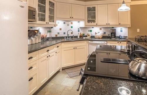Baysville House | Beautiful Lake Front Cottage on Lake of Bays