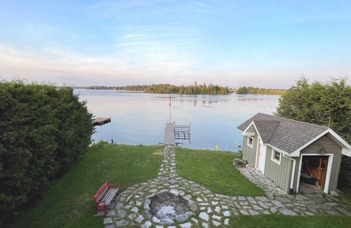 Kirkfield House | Beautiful Lake Front Cottage With A VIEW