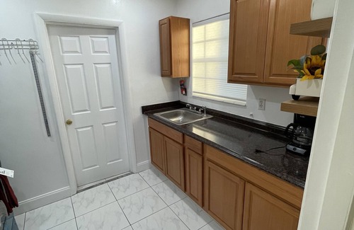 North Miami Beach House | Beautiful Lake Front Guesthouse Close To I95