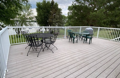 Waverly House | Beautiful Lake Front Home - 45 minutes from the Twin Cities
