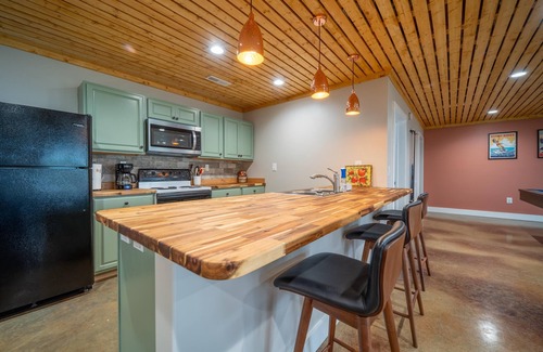 Dandridge House | Beautiful Lake Front Estate w/Dock Sleeps 20+