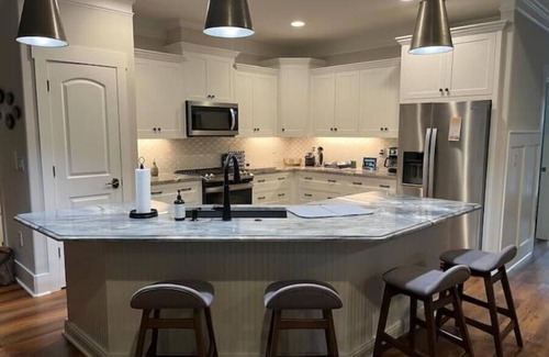 McCormick House | Beautiful lake front home with boat slip in golfing community