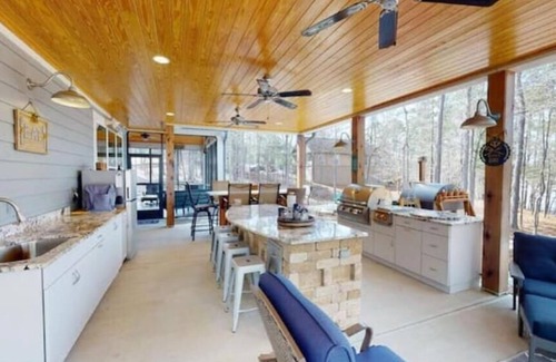 McCormick House | Beautiful lake front home with boat slip in golfing community