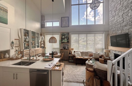 Vernon Apartment | Beautiful Lake Loft w/roof top patio on Okanagan Lake w/pool and hot tub!
