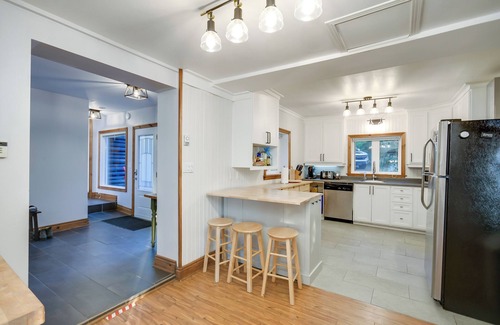Baysville Cottage | Beautiful Lake of Bays Cottage w/310' Private Shoreline & All Day Sun!