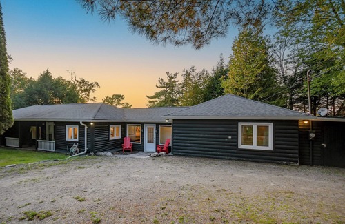 Baysville Cottage | Beautiful Lake of Bays Cottage w/310' Private Shoreline & All Day Sun!