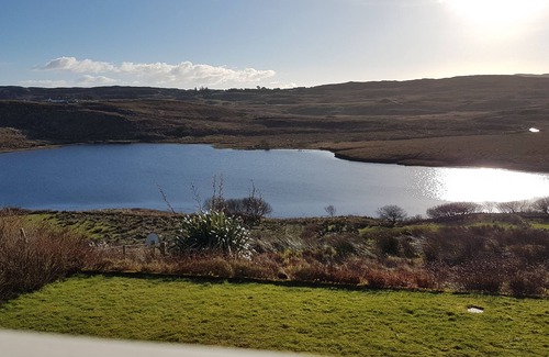 Clifden Cottage | Beautiful lake side cottage in the heart of Connemara