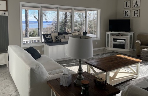 Protem House | Beautiful lake view home on 10 quiet wooded acres, 5 min from Bull Shoals access