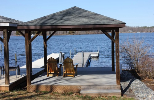 Bumpass House | Beautiful Lake View Log Cabin Lake Anna VA with Private Dock