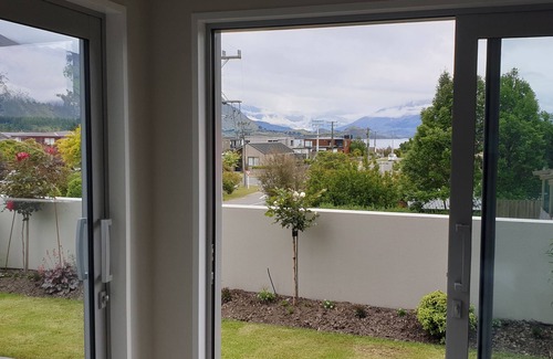 Wanaka Apartment | Beautiful Lake views, 500m walk to the village