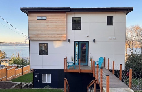 Bryn Mawr-Skyway House | Beautiful Lake Washington View House