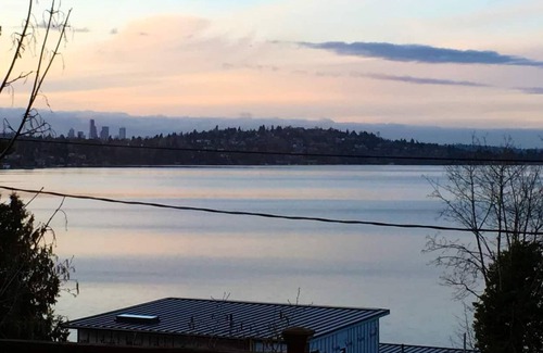 Bryn Mawr-Skyway House | Beautiful Lake Washington View House
