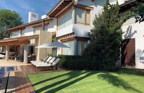 Monte Alto House | Beautiful lakefront home