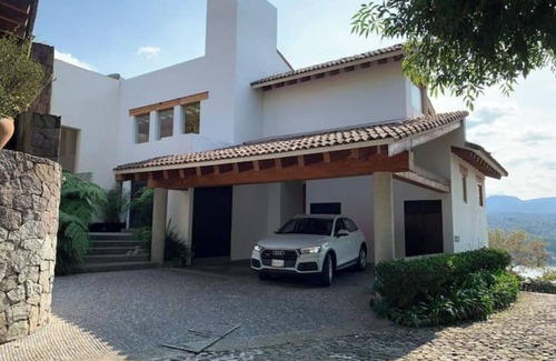 Monte Alto House | Beautiful lakefront home