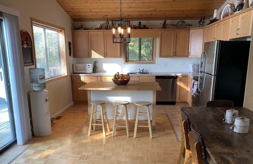 70 Mile House House | Beautiful Lakefront Cabin on Green Lake