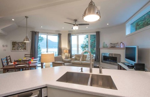 Christina Lake House | Beautiful lakefront home, beach, hot tub, fireplace perfect for your next getaway!