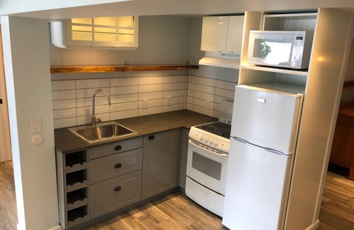 Youbou Apartment | Beautiful Lakefront Private Suite on Lake Cowichan - Sleeps 5