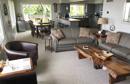 Houghton Lake Heights House | Beautiful lakefront home with fantastic views of sunrises & sunsets + 2 kayaks