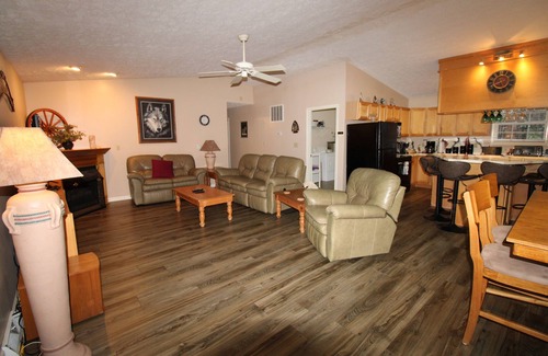 Mammoth Cave House | Beautiful Lakefront Home with lake access!