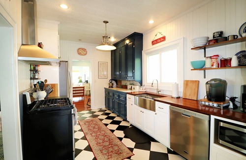 Greenhurst House | Beautiful lakefront cottage on Chautauqua Lake in a quiet setting!